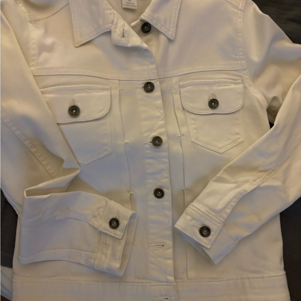 NWOT Lee modern series, white jean Jacket
6 Brads/2 front pockets durable wear